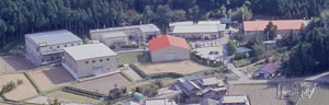 兵庫県の丹波市、四方を山で囲まれた環境の良い場所で製造されています